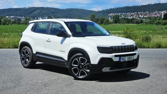 Benzinový Jeep Avenger stojí o 400 tisíc méně než elektrický. A přitom jezdí výborně