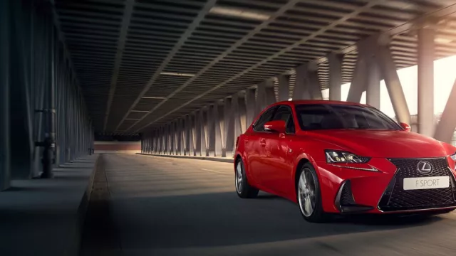 Užívejte si řízení, dokud ještě můžete, straší Lexus v reklamě