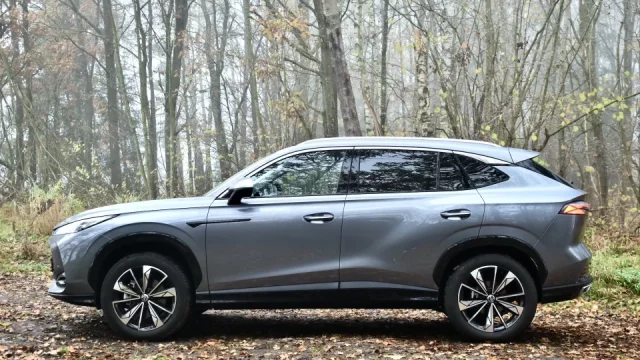 Jedno z nejdostupnějších plug-in hybridních SUV je teď ještě levnější. Na elektřinu ujede 100 km