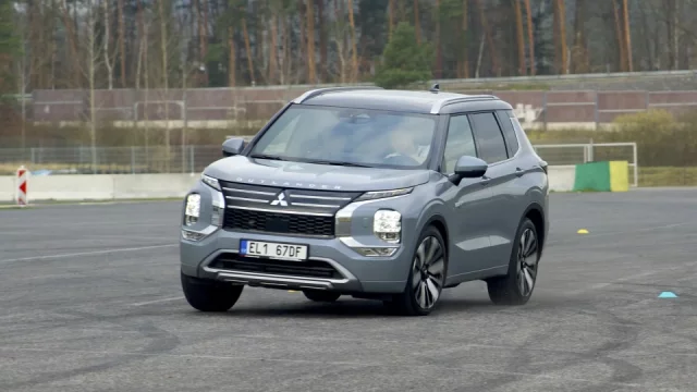 Naše měření na okruhu: Velké plug-in hybridní SUV jezdí za pár litrů a je rychlejší než Kodiaq iV