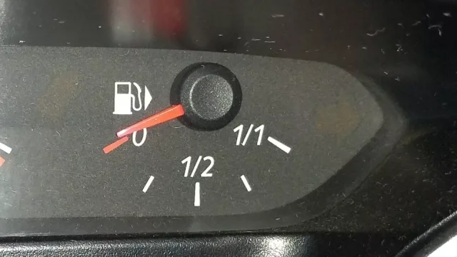 Jízda na hladové oko je riziko. Počet kilometrů na rezervu nikdo negarantuje