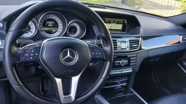 Odhalili ojetý mercedes stočený o 650 tisíc kilometrů. Prodejce jim začal vyhrožovat