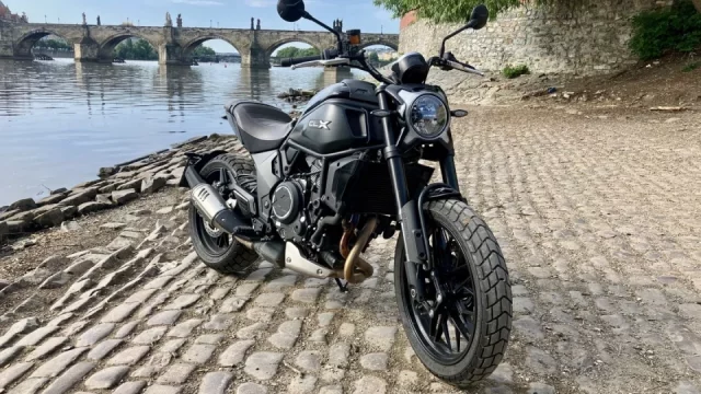 TEST: Motorka CFMOTO 700CL-X Heritage je nenapodobitelným křížencem sporťáku, café raceru a cesťáku