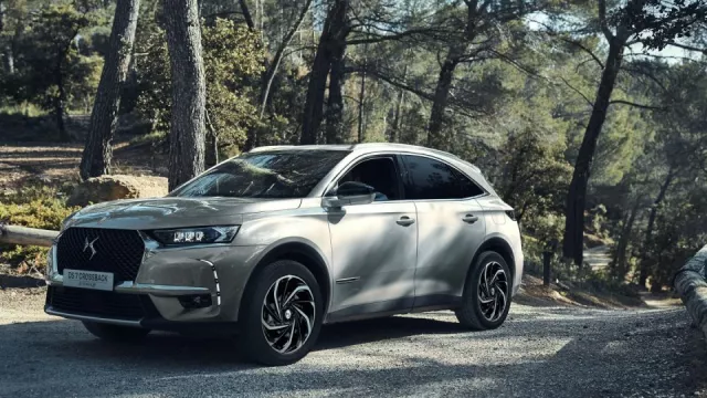 DS 7 Crossback E-Tense 4×4 je hybrid s pohonem všech kol