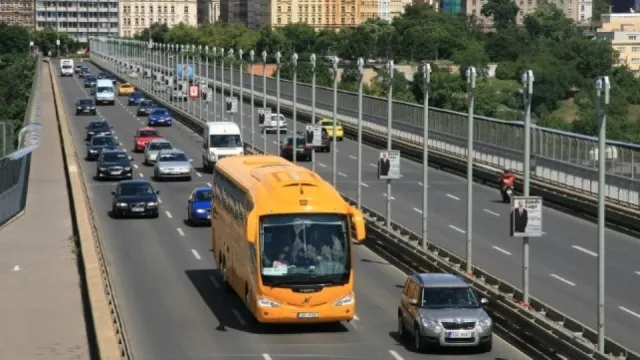 Komentář: Plivnutí do tváře slušným řidičům. Tuneři si zablokují Nuselák, policajti jen koukají