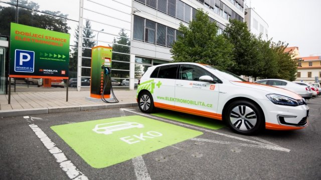 Automobilky sice podporují CO2 neutralitu, ale přechod k plné elektromobilitě v roce 2035 nevidí tak růžově jako politici