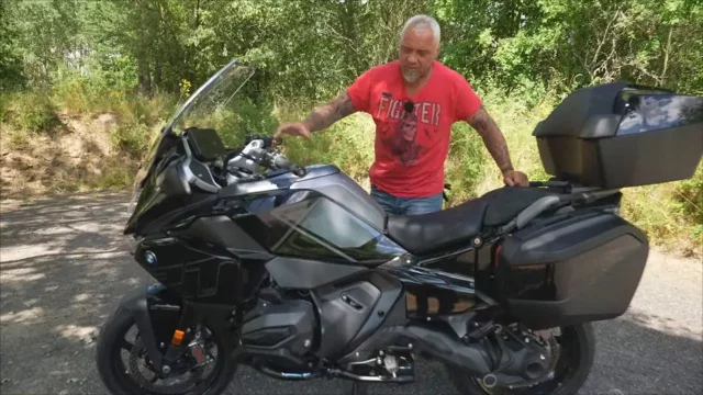Sršeň našel neskutečně pohodlnou motorku na dlouhé cesty. Má chytrý podvozek i řízení