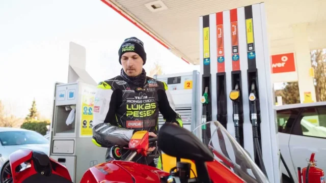 Bez starostí do první zatáčky. Jak správně připravit motorku na sezonu a proč nepodcenit výběr paliva