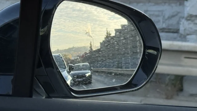 Komentář: Řidiči v Praze neumí jezdit v kolonách. Bezohledně myslí jen na sebe a zablokují dva pruhy