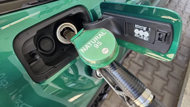 Někteří řidiči rádi tankují jen za pár stovek. Nevědomky si přitom ničí svoje auto
