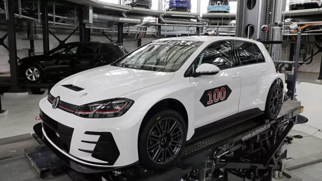 Jubilejní Volkswagen Golf GTI TCR byl předán v Autostadtu