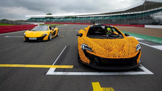 Češi postavili z Lega McLaren P1 v životní velikosti. Lando Norris ho projel na okruhu