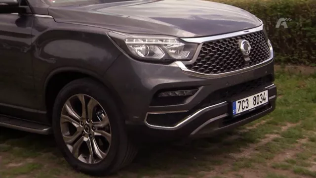 Porovnání SUV SsangYong Rexton a lodi AMT DC 210