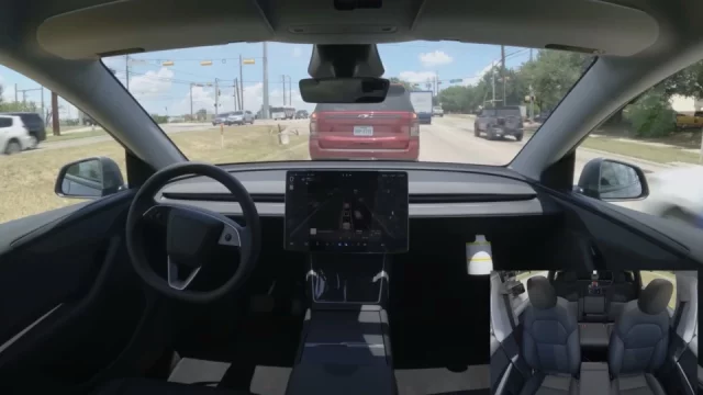 Tesla znovu mění svět: Nový Model Y se sám doručil zákazníkovi, aniž by v něm někdo seděl