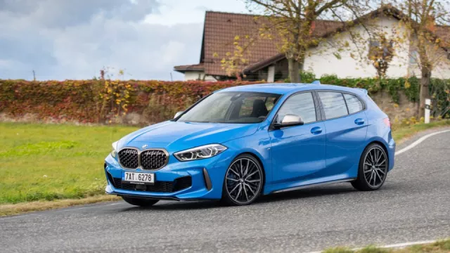 BMW řady 1 mezigeneračně zlevnilo. Vyzkoušeli jsme nejsilnější verzi BMW M135i xDrive