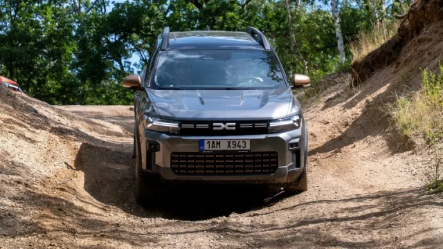 Hybrid s pohonem všech kol a automatem. Dacia přidala novou verzi pro Duster a Bigster