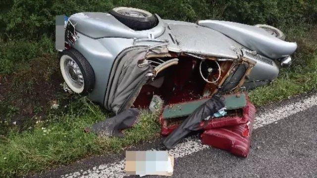 Řidič na Náchodsku zdemoloval kus československé historie. S legendárním vozem Aero 50 dostal smyk