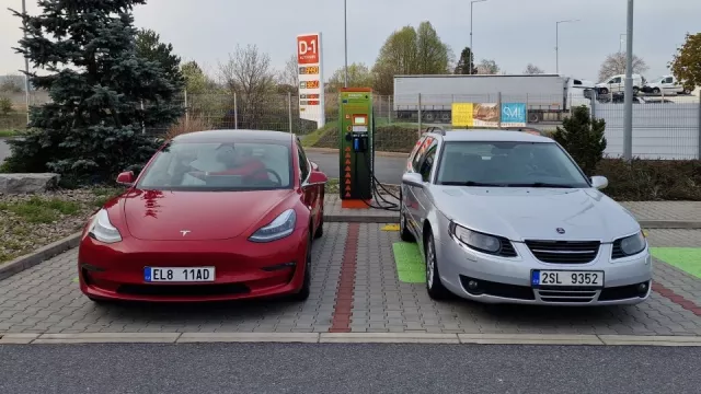 Saab za cenu elektrokola, nebo Tesla za milion. Zkoušeli jsme, které auto dojede do Chorvatska dřív