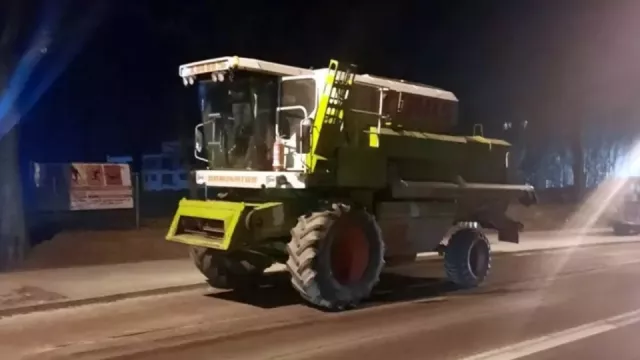 Už jsou žně? Opilý zemědělec vyrazil na silnici s kombajnem, řidiči na něj zavolali policii