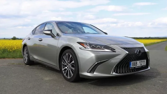 Lexus bude v březnu lákat na velké slevy. Hybridy i SUV nabídne jako skladovky bez čekání