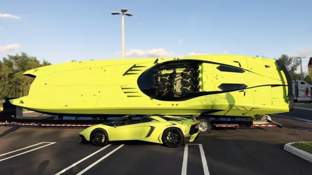 K zářivě zelenému Lamborghini dostanete i pořádný motorový člun