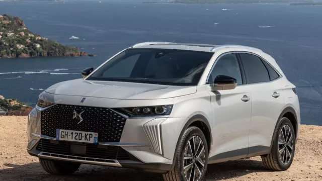 Nové DS 7 je v Česku. Luxusní SUV pro milovníky elegance si zachovalo pohon, kterého se jiní zbavují