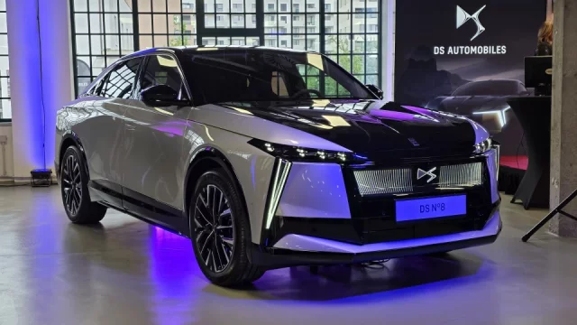 Řidiči dýchá teplý vzduch na krk a ujede přes 700 km. V Česku je nový luxusní elektromobil DS