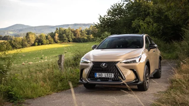 Lexus přijíždí se speciální akční nabídkou. Rodinná SUV zlevnil až o půl milionu korun