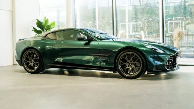 V Praze je k vidění nejvýkonnější Aston Martin v historii. Má 835 koní a parkuje v novém showroomu