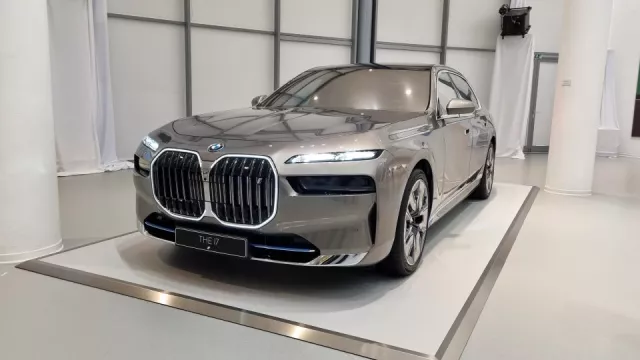 Nová tvář BMW na vlastní oči. Počáteční rozpaky rozptýlí dokonalá sedadla z kašmíru