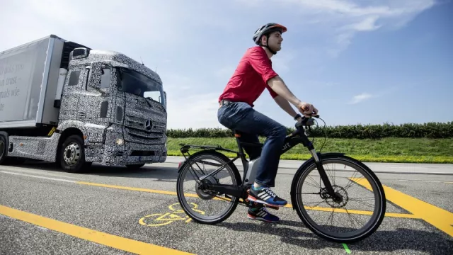 Nový elektronický asistent má chránit cyklisty před sražením. Některá auta to už umí i bez něj