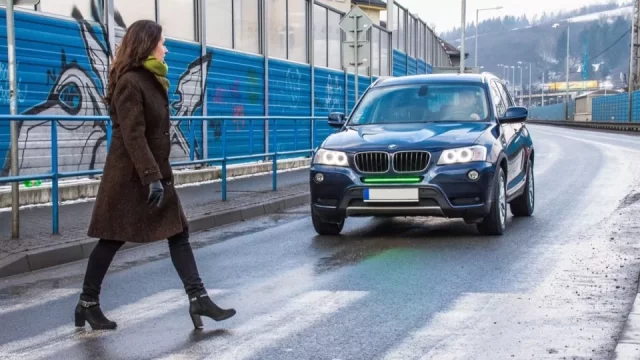 Na slovenských autech by od příštího roku mělo přibýt nové světlo. Má chránit chodce