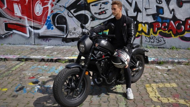 Hledali jsme mašinu pro osmnáctileté, na kterou se dají balit holky. Honda Rebel vyhoví