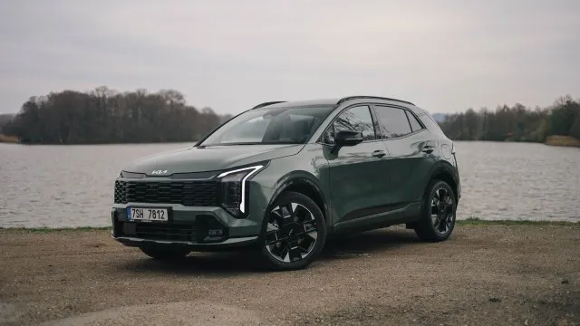 Kia Sportage umí být s hybridem úsporná, ale i pěkně užraná. Výbava jí nechybí
