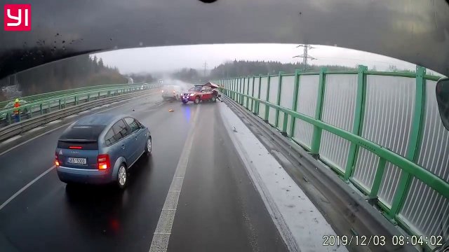 Video: Hasiče u nehody drsně sestřelilo auto. Řidič nedobrzdil na námraze na letních gumách