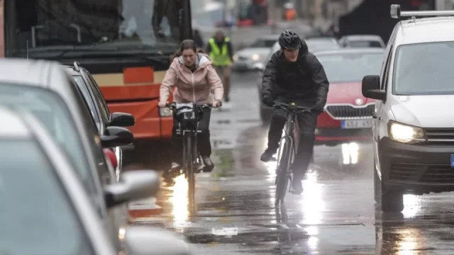 Chodci v pasti. Video stovek cyklistů ohrožujících lidi na přechodu vyvolalo pobouření