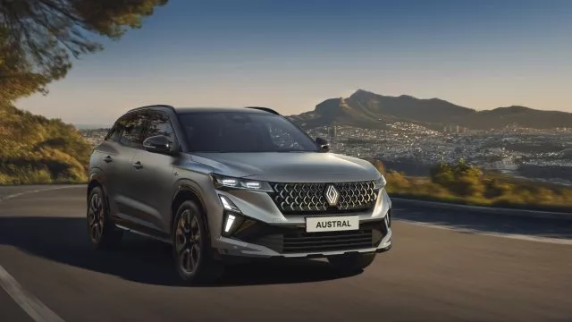 Renault Austral se dočkal modernizace. Má novou výraznou masku a kameru ve sloupku dveří