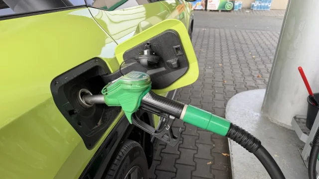 Komentář: Vláda zavedla staronovou regulaci cen paliv. Ta moc nezlevní, na záchranu si musíme počkat