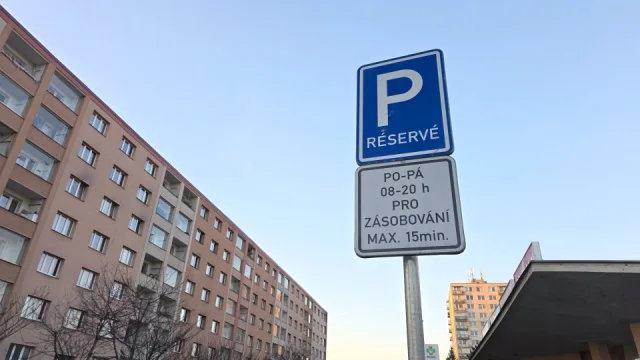 Řidiči se neznalostí připravují o volná parkovací místa zdarma. Zbytečně se bojí pokut