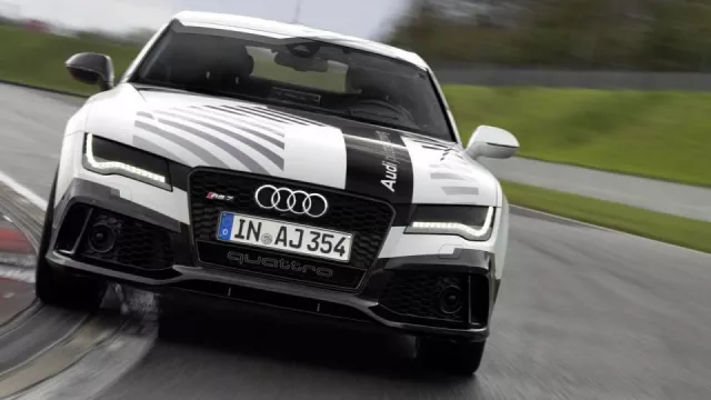 První závodní auto bez řidiče projelo Hockenheimring