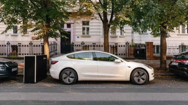 Češi vymysleli, jak kdekoliv dobít elektromobil. Stačí objednat mobilní powerbanku, je zadarmo