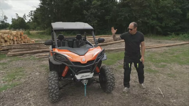 Stačí pár příplatků a ze čtyřkolky je rázem ostré auto. Lukáš Pešek ho krotil na šotolině