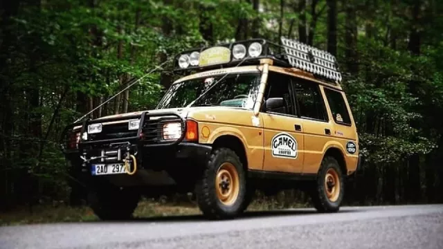 Off-roadovou legendu proslavil závod pro dobrodruhy. Land Rover Discovery z roku 1992 jezdí v Česku