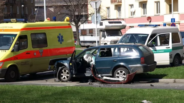 Při úplňku pozor na nehody! Motoristy varuje studie pojišťovny Allianz.