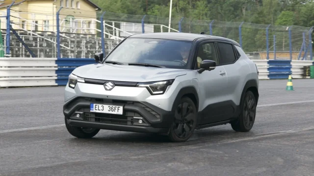 Je to ideální elektromobil do města a do terénu. Spotřebou ani dynamikou ale neuchvátí