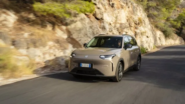 Poprvé za volantem SUV Leapmotor B03X: Sympatický nováček překvapuje kvalitou, umí i protáčet kola