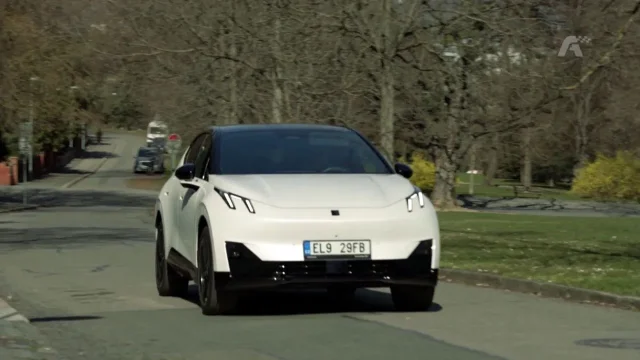 Recenze Lynk & Co 02