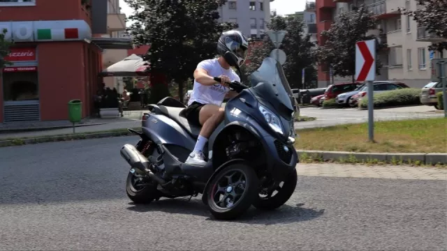 Italové obelstili systém. Na pětistovce Piaggio lze i v Česku jezdit s pouhým řidičákem na auto