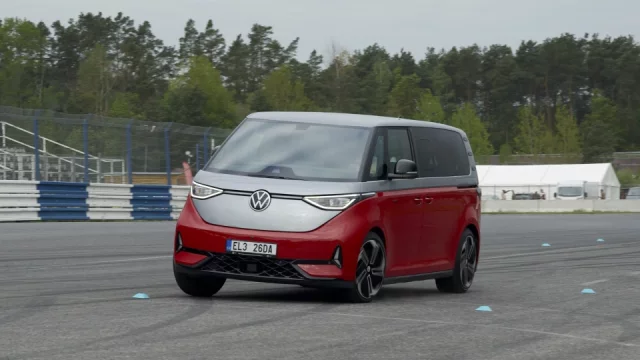 Volkswagen ID. Buzz GTX na závodním okruhu zazářil. Je to bezpochyby ta nejlepší dodávka současnosti