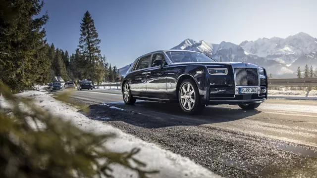 Led, sníh, hory i lesní cesta. Nezkoušeli jsme ovšem offroad, ale Rolls-Royce Phantom